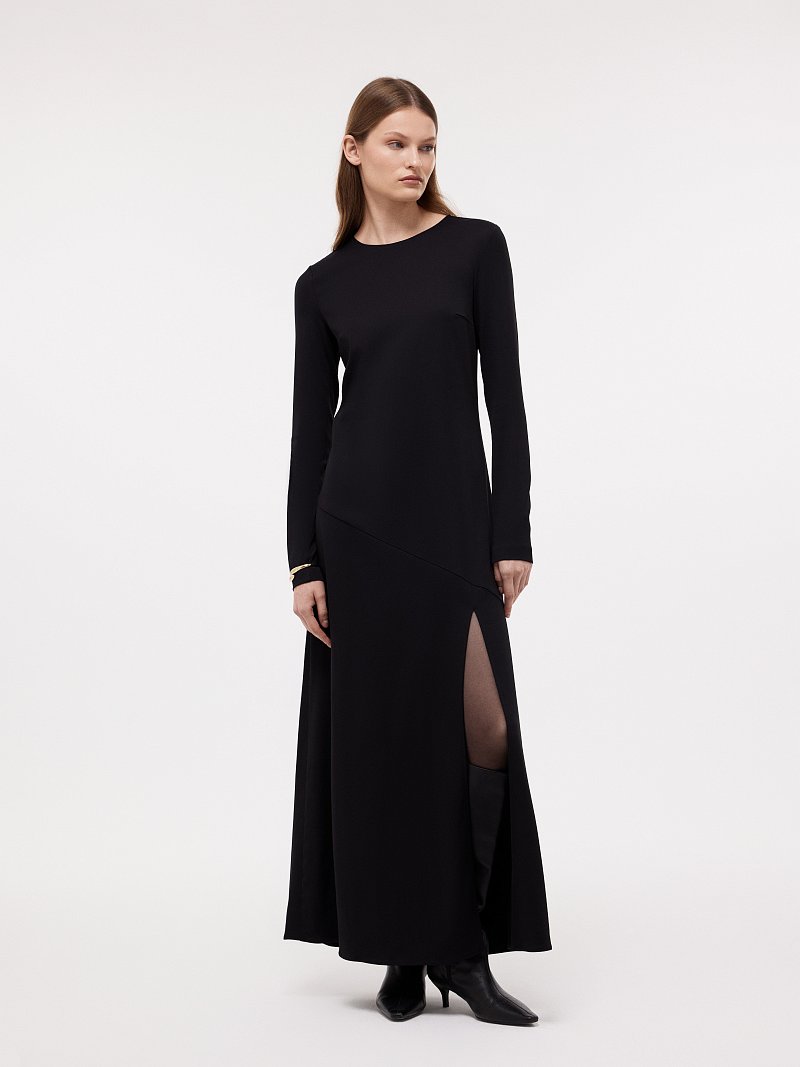 Приталенное платье с разрезом