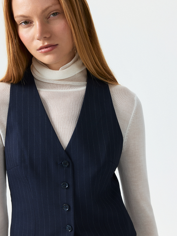 Костюмный жилет в полоску