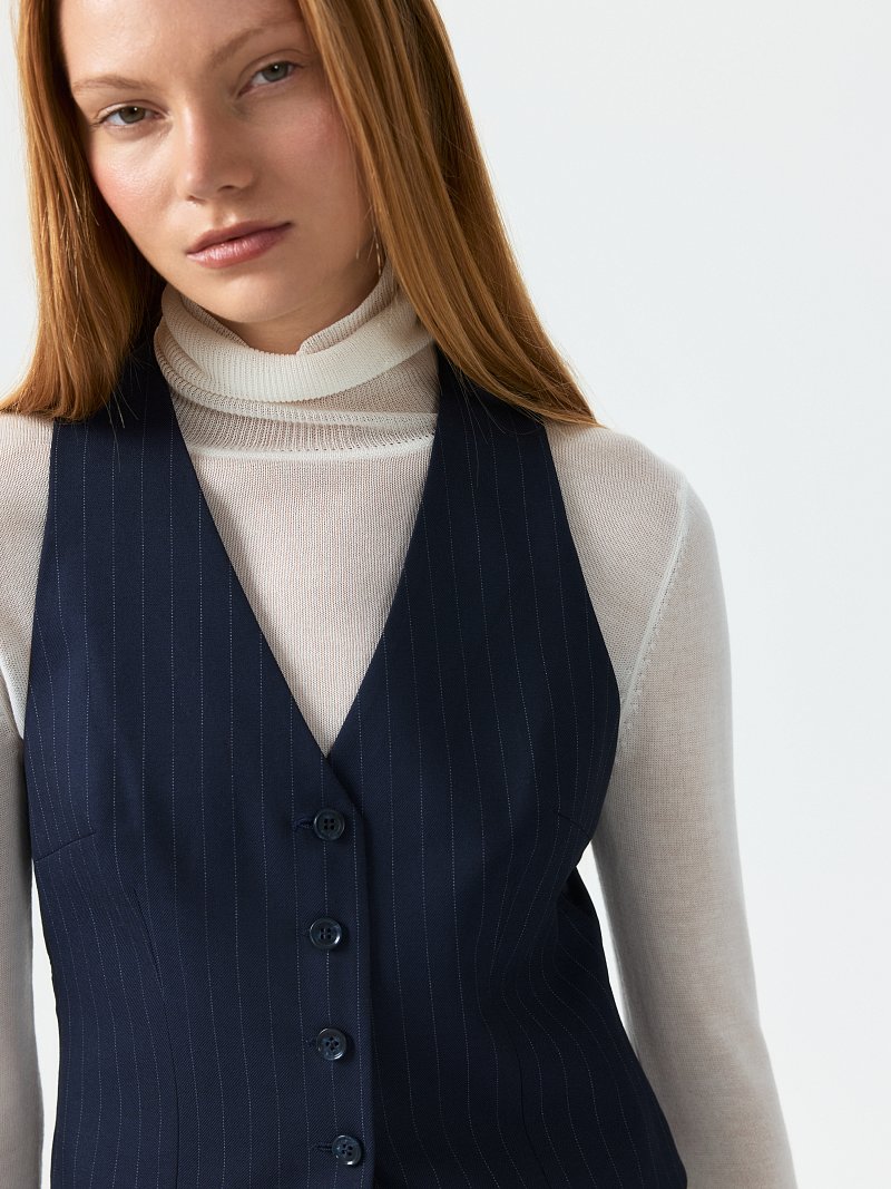 Костюмный жилет в полоску