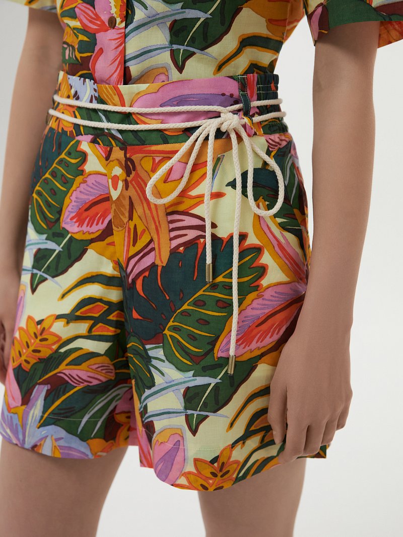 Шорты с тропическим принтом