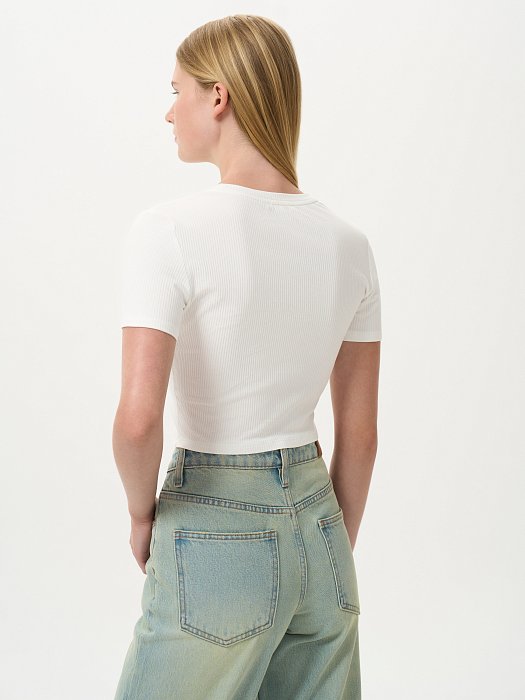 Укороченная футболка в рубчик: фото №3