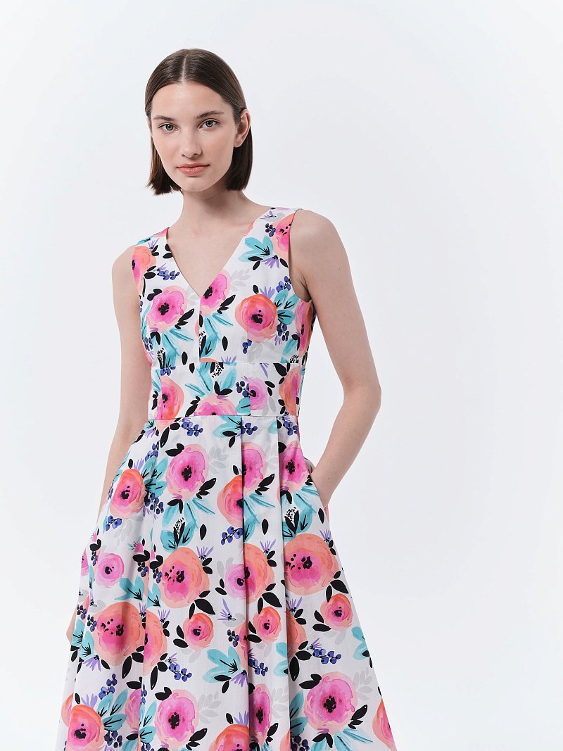 Платье приталенное с V-вырезом