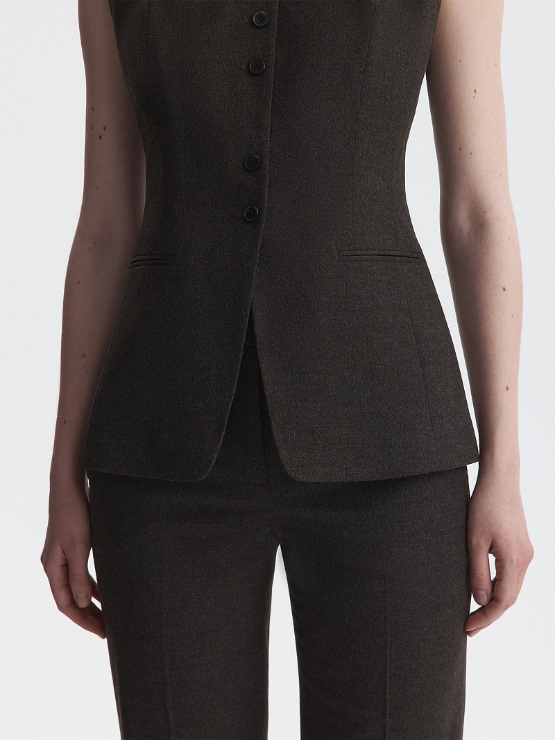 Приталенный костюмный жилет (Р158)
