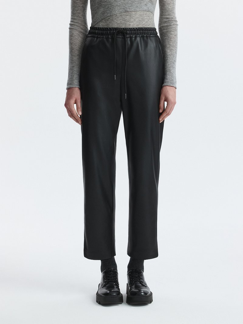 Зауженные брюки из экокожи