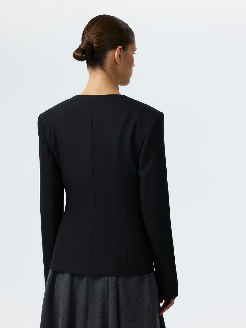 Приталенный жакет с V-вырезом