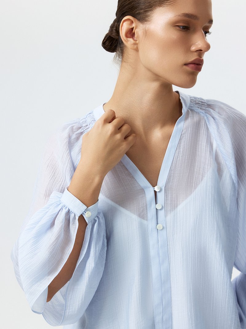 Блуза с V-вырезом