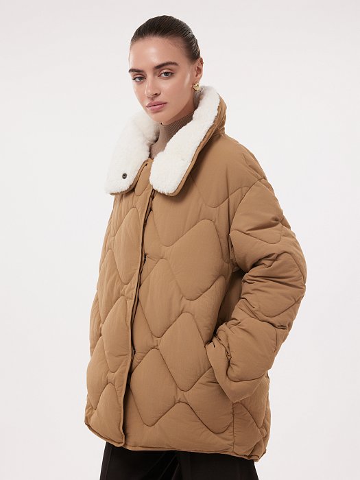 Утепленная куртка с отделкой из овчины: фото №2