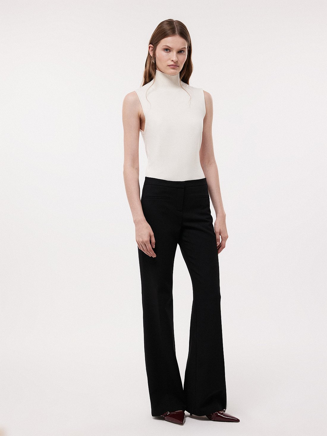 Расклешенные брюки с низкой посадкой: фото №1