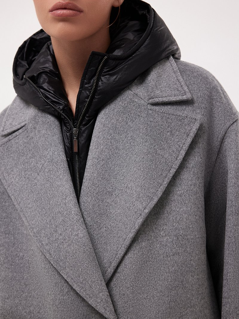 Утепленное пальто со съемным капюшоном