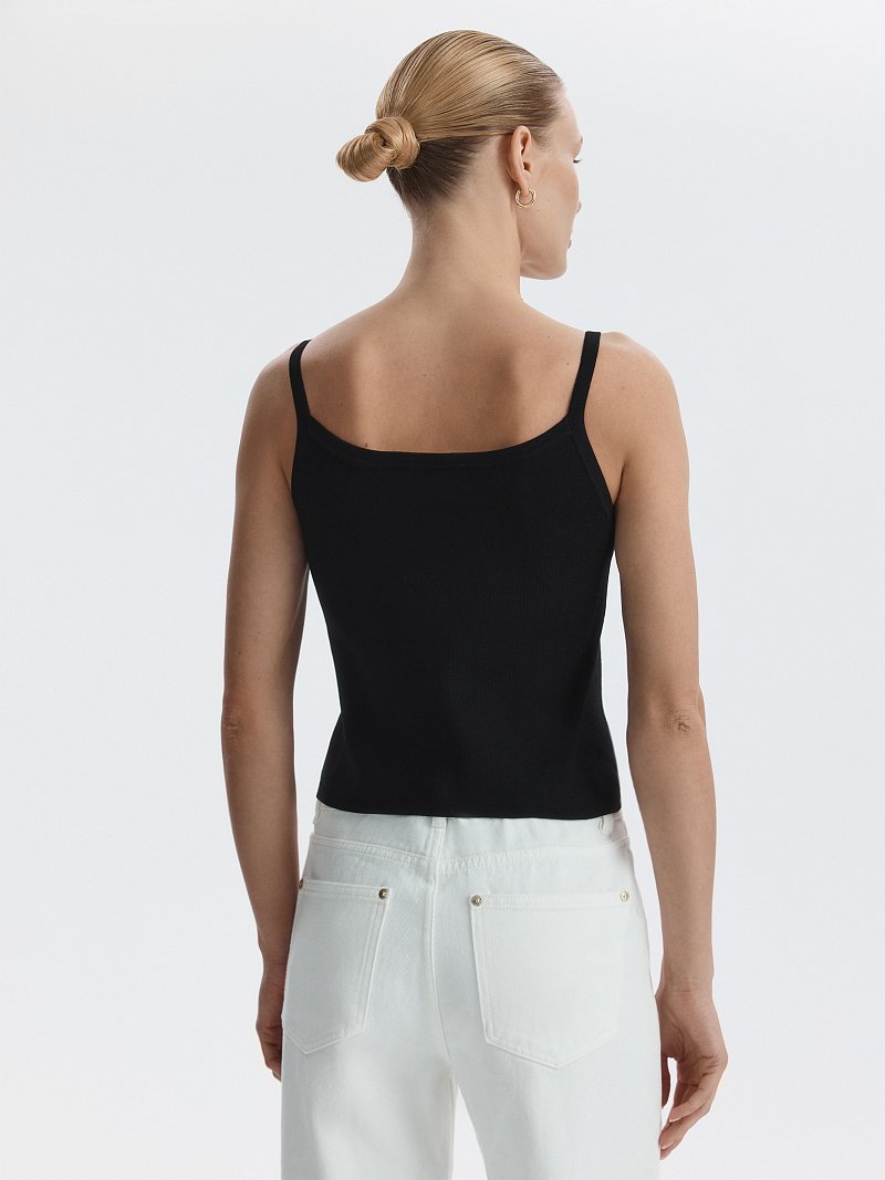 Вязаный топ на бретелях