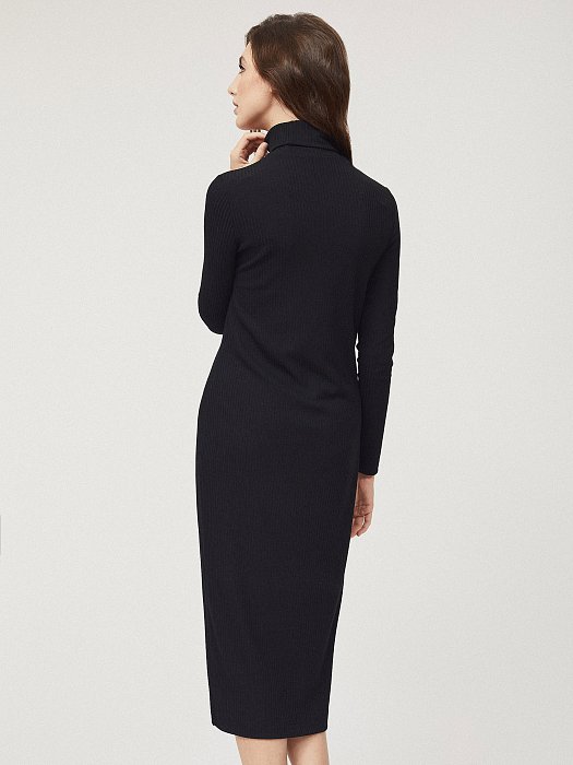 Платье в рубчик с высоким воротником: фото №2
