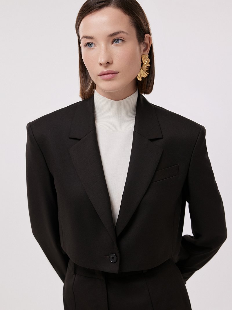 Укороченный жакет на пуговице