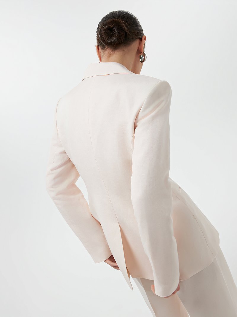 Приталенный жакет со льном