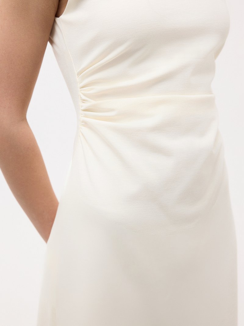 Трикотажное платье без рукавов