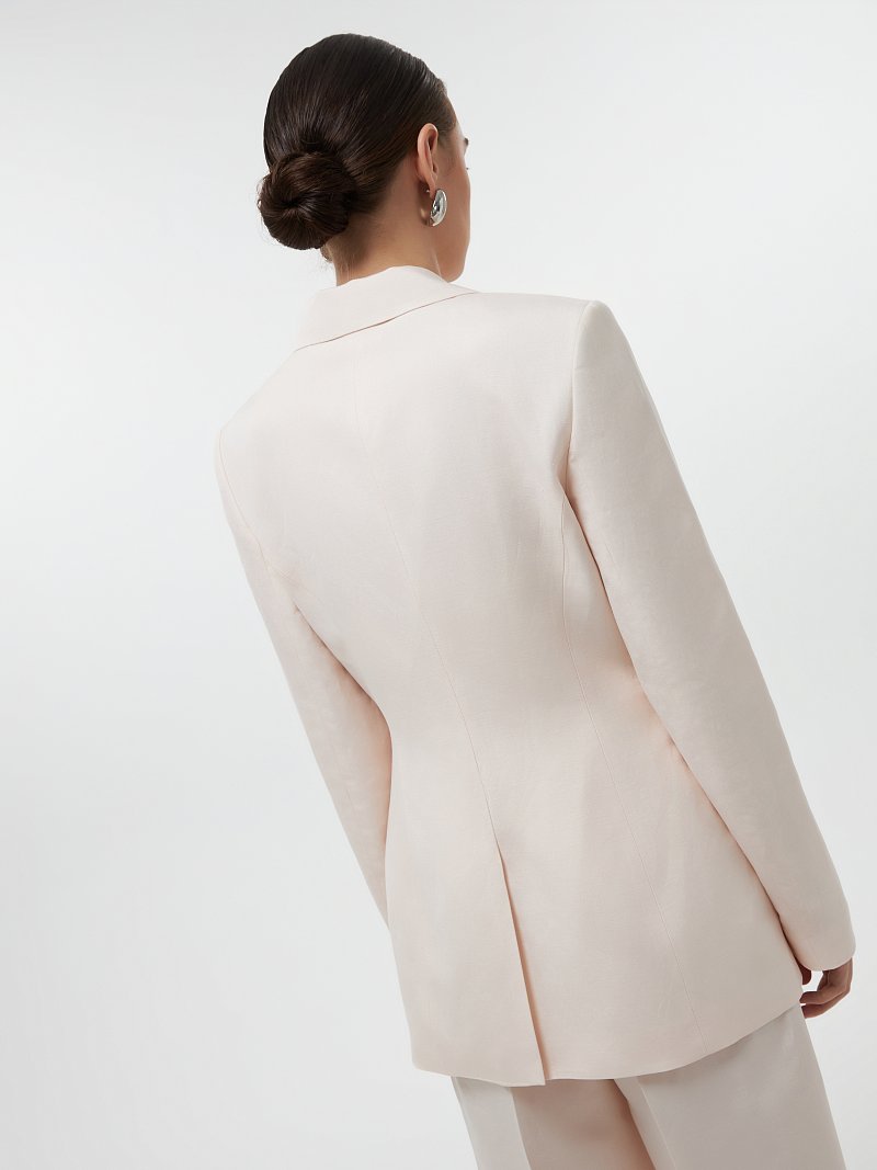 Приталенный жакет со льном