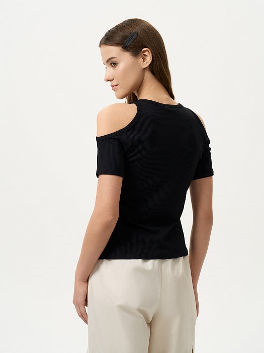 Футболка с открытыми плечами: фото №4