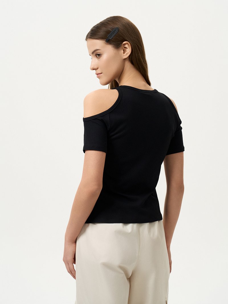 Футболка с открытыми плечами