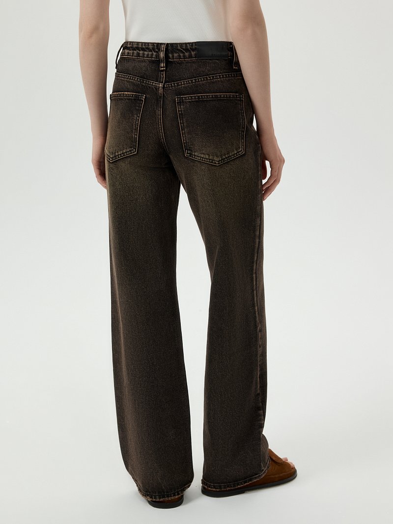 Прямые джинсы с потертостями