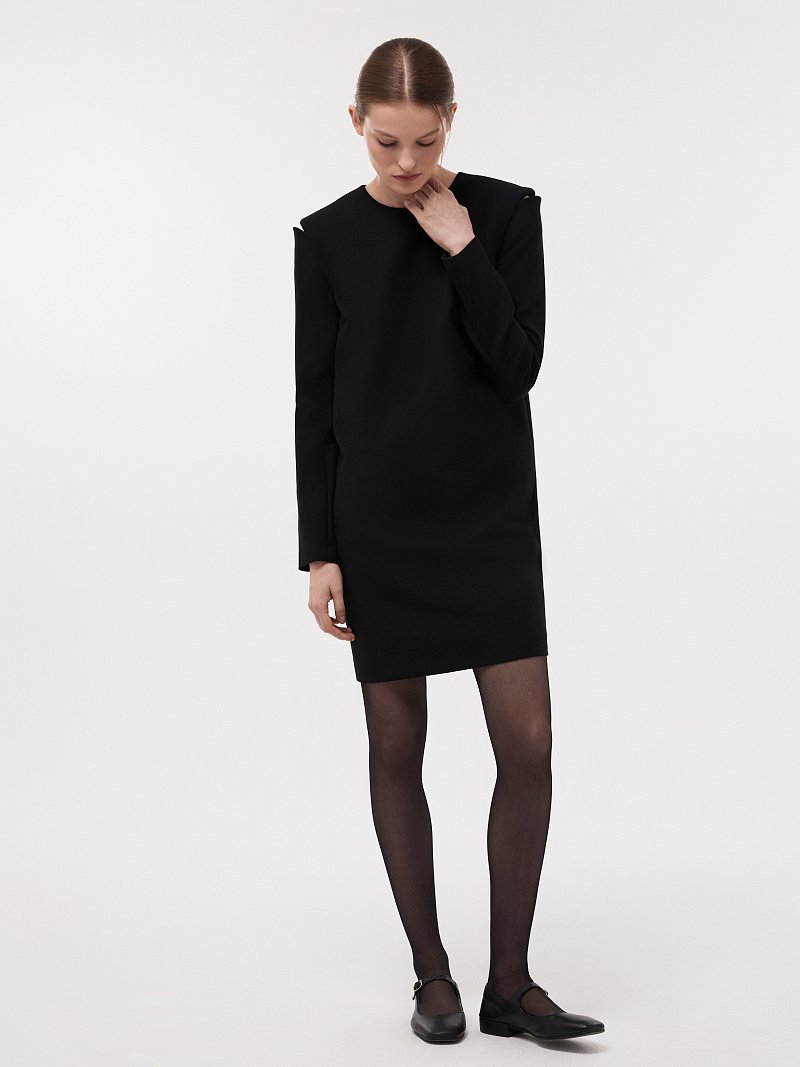 Платье с вырезами на плечах