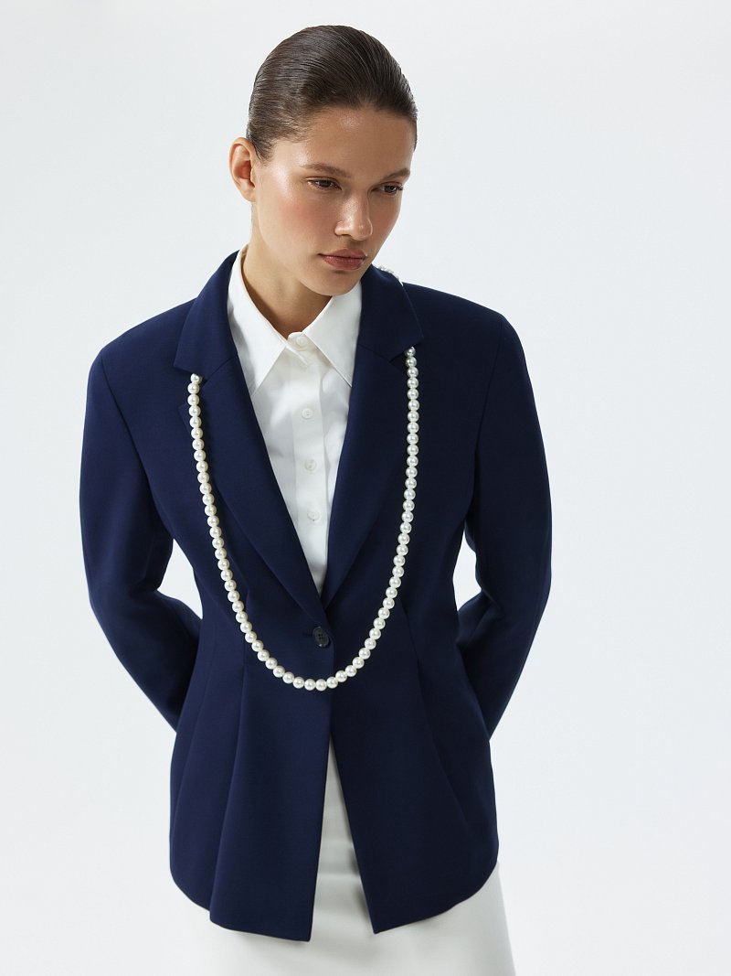 Приталенный жакет с защипами