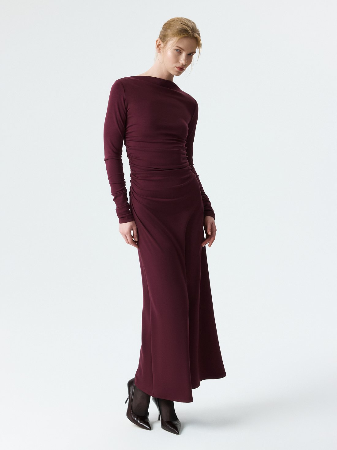 Трикотажное платье с драпировками: фото №1