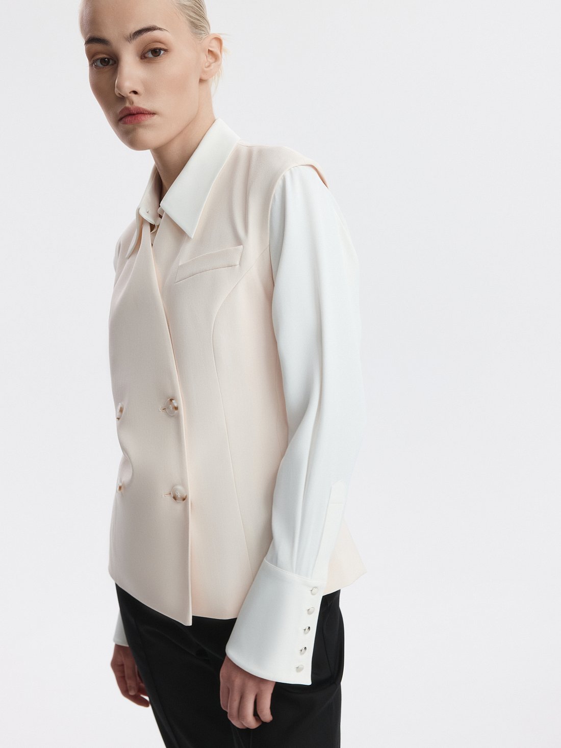 Приталенный жилет со стойкой: фото №1