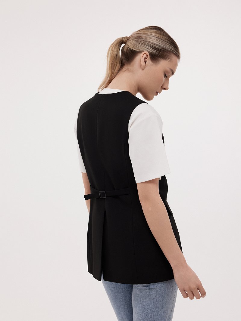 Приталенный костюмный жилет