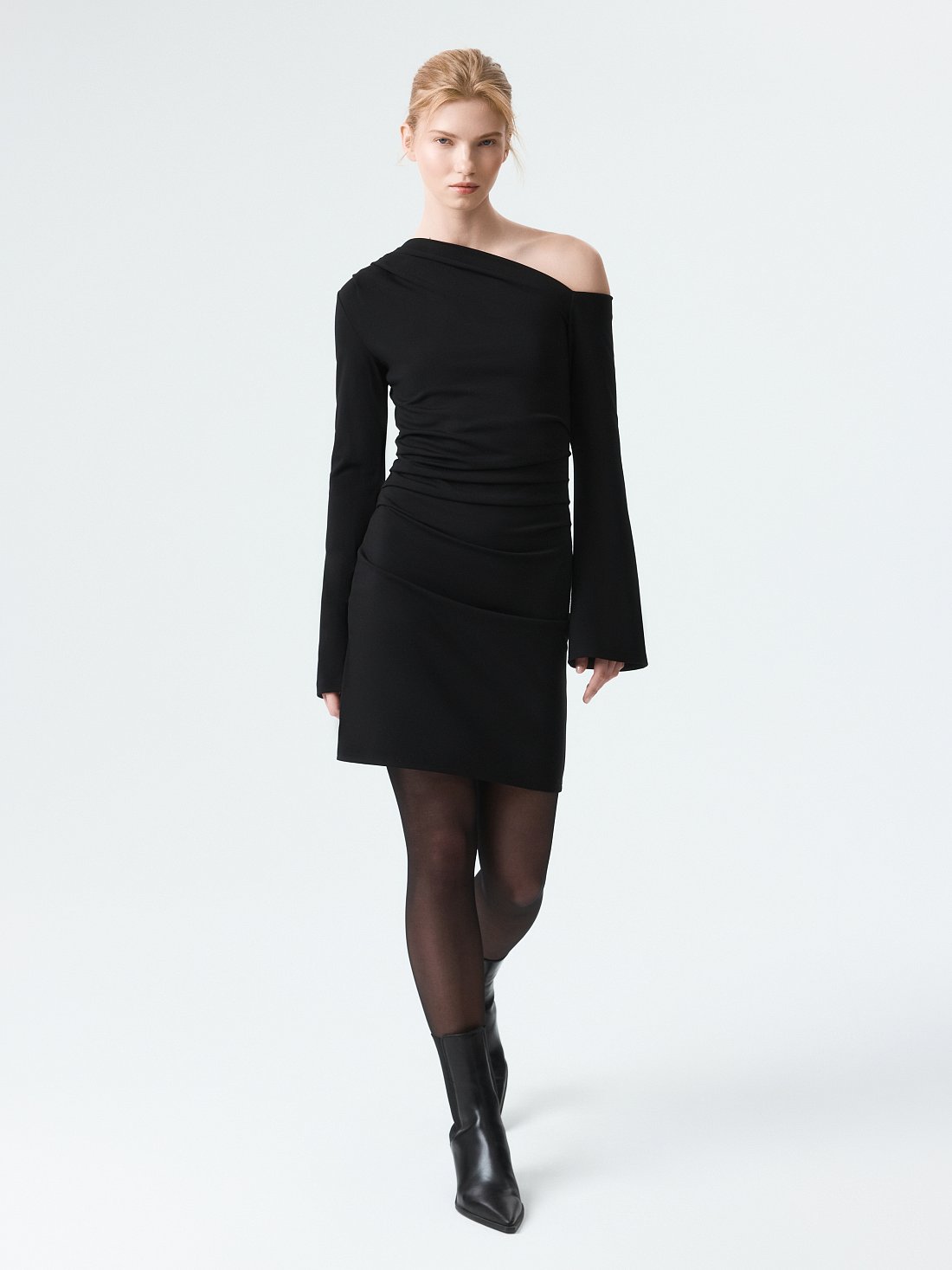 Трикотажное платье-мини с драпировками: фото №1