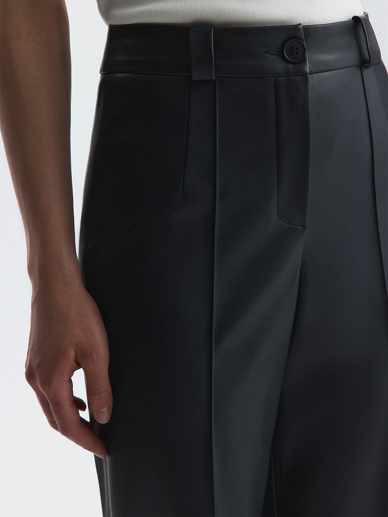 Брюки из экокожи со стрелками