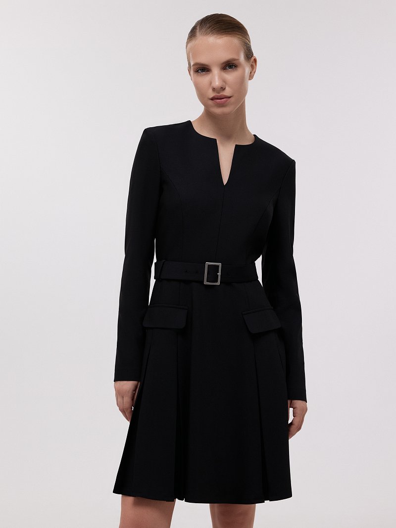 Расклешенное платье с поясом