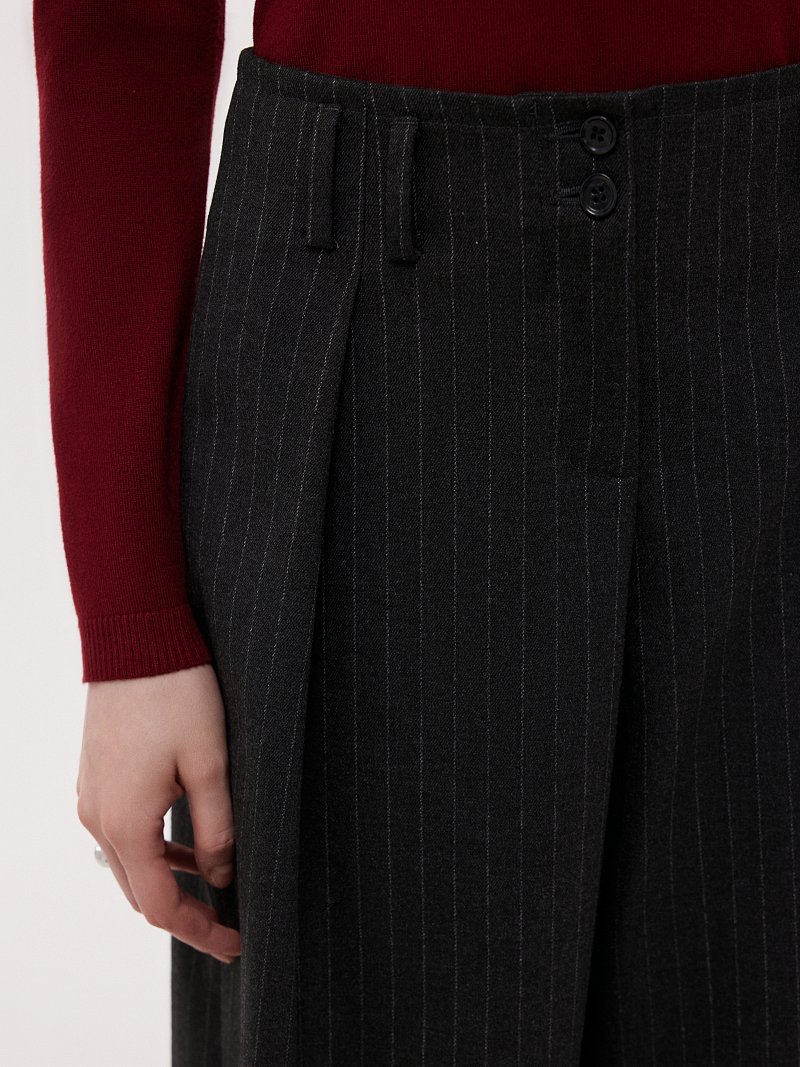 Брюки в полоску из переработанного материала