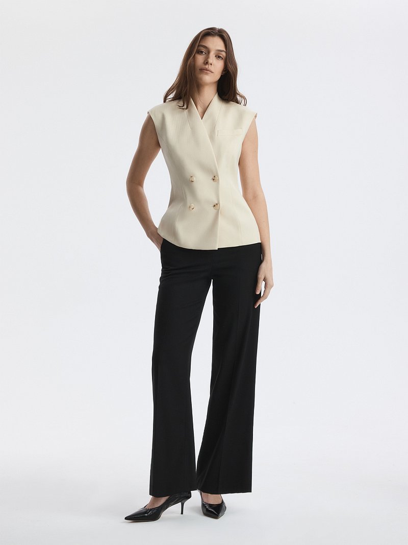 Приталенный жилет со стойкой