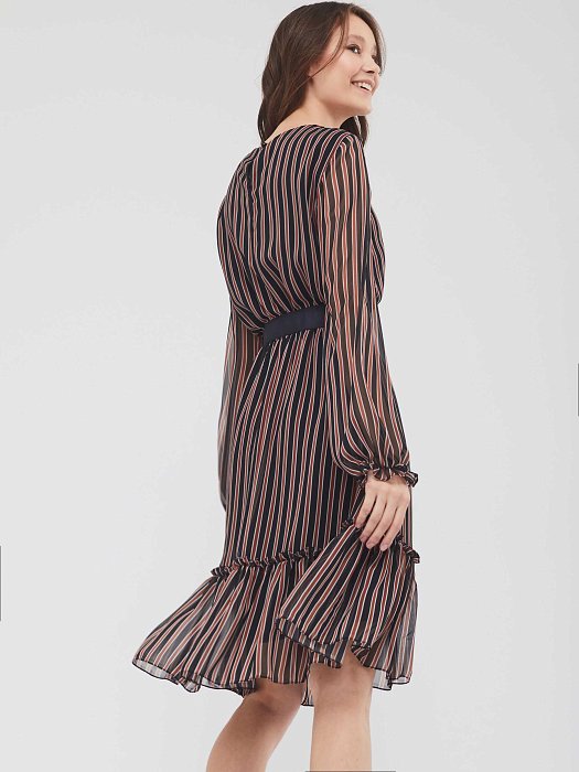 Приталенное платье с воланом: фото №3