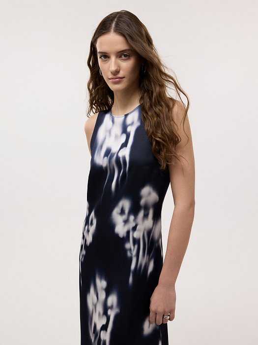 Атласное платье без рукавов: фото №2