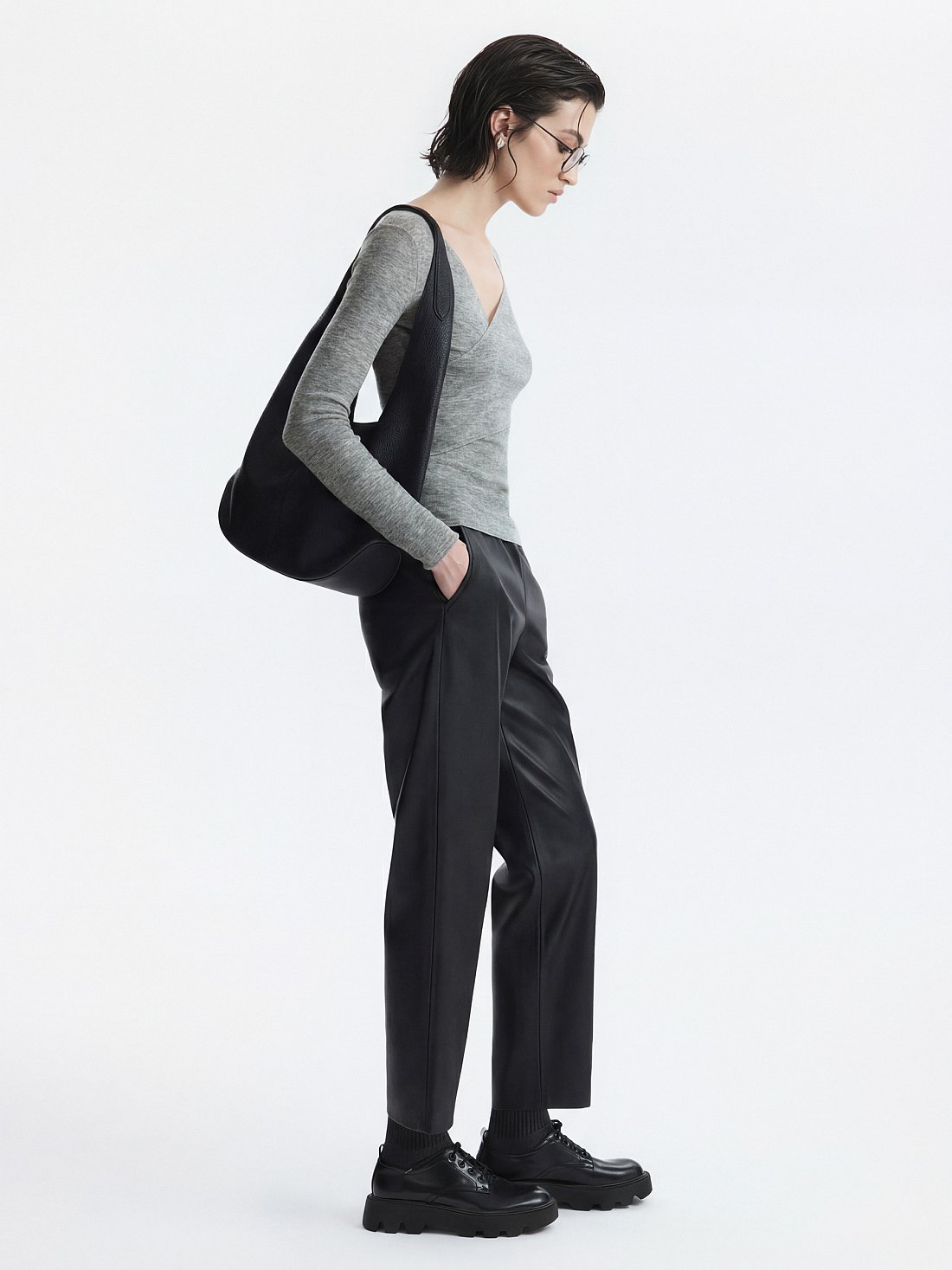 Зауженные брюки из экокожи: фото №1