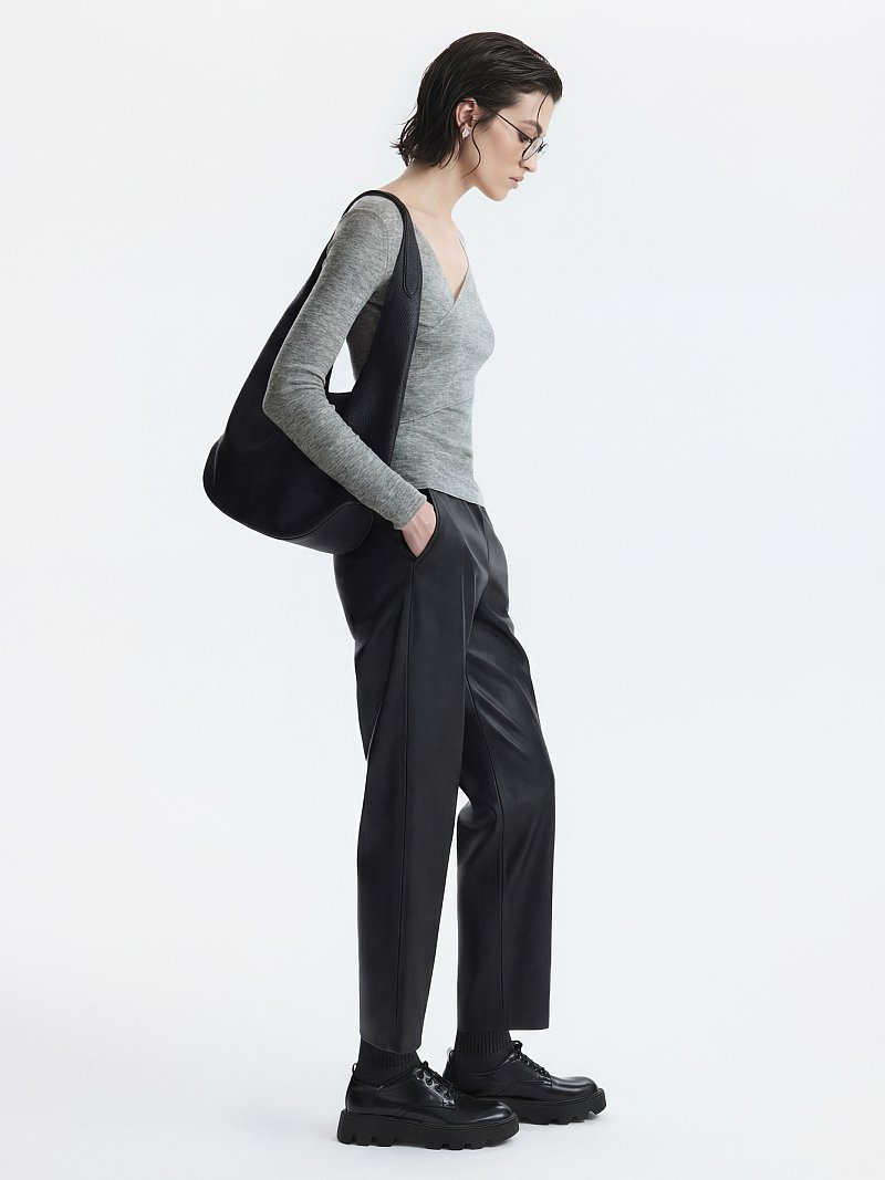 Зауженные брюки из экокожи