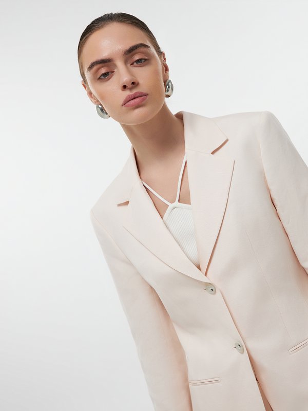 Приталенный жакет со льном