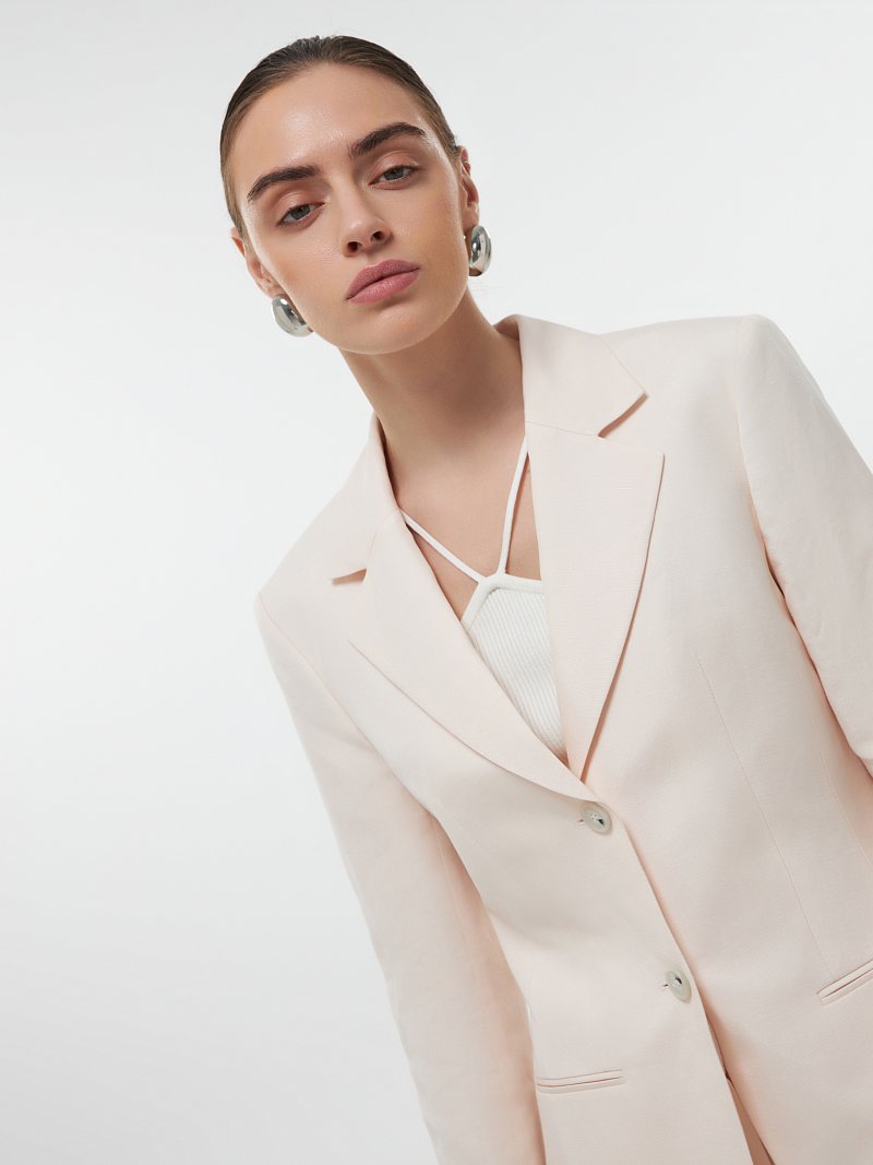 Приталенный жакет со льном