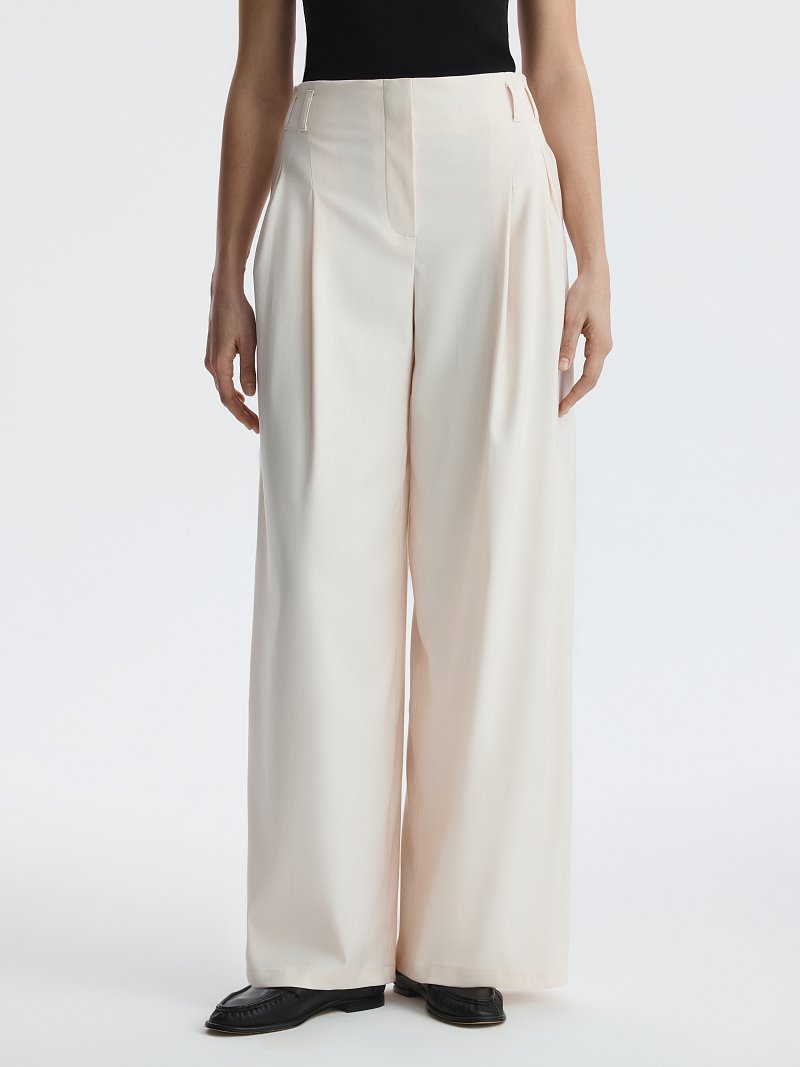 Широкие брюки с защипами