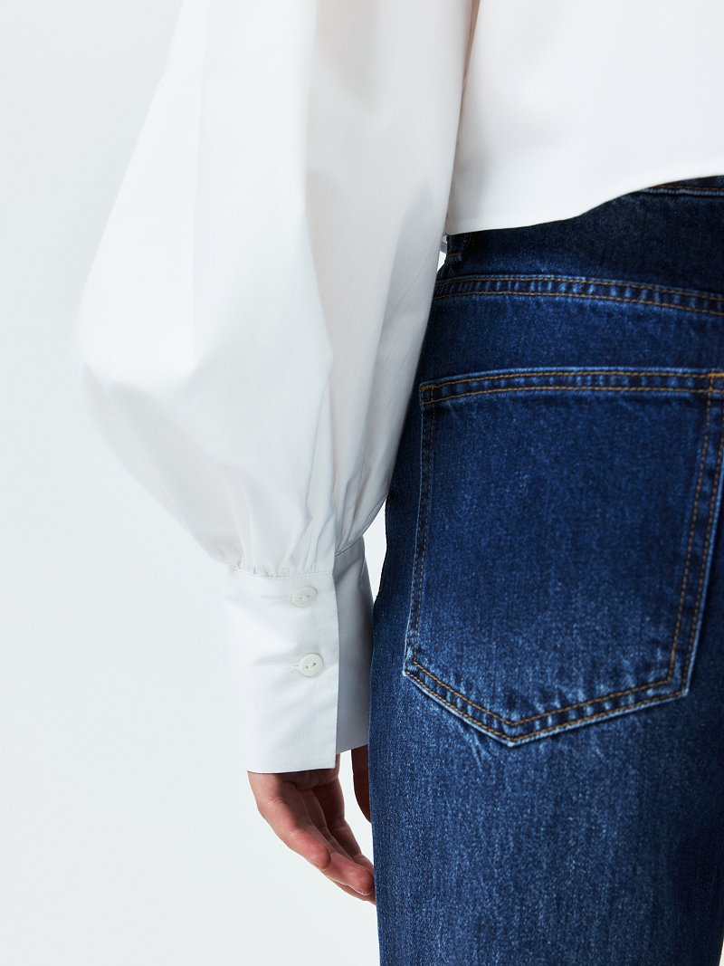 Укороченная блуза с объемными рукавами