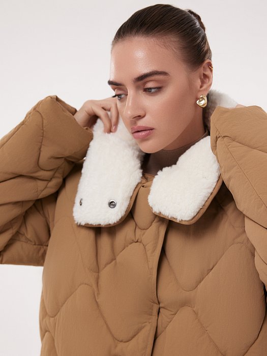 Утепленная куртка с отделкой из овчины: фото №3