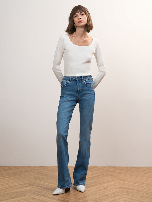 Расклешенные джинсы