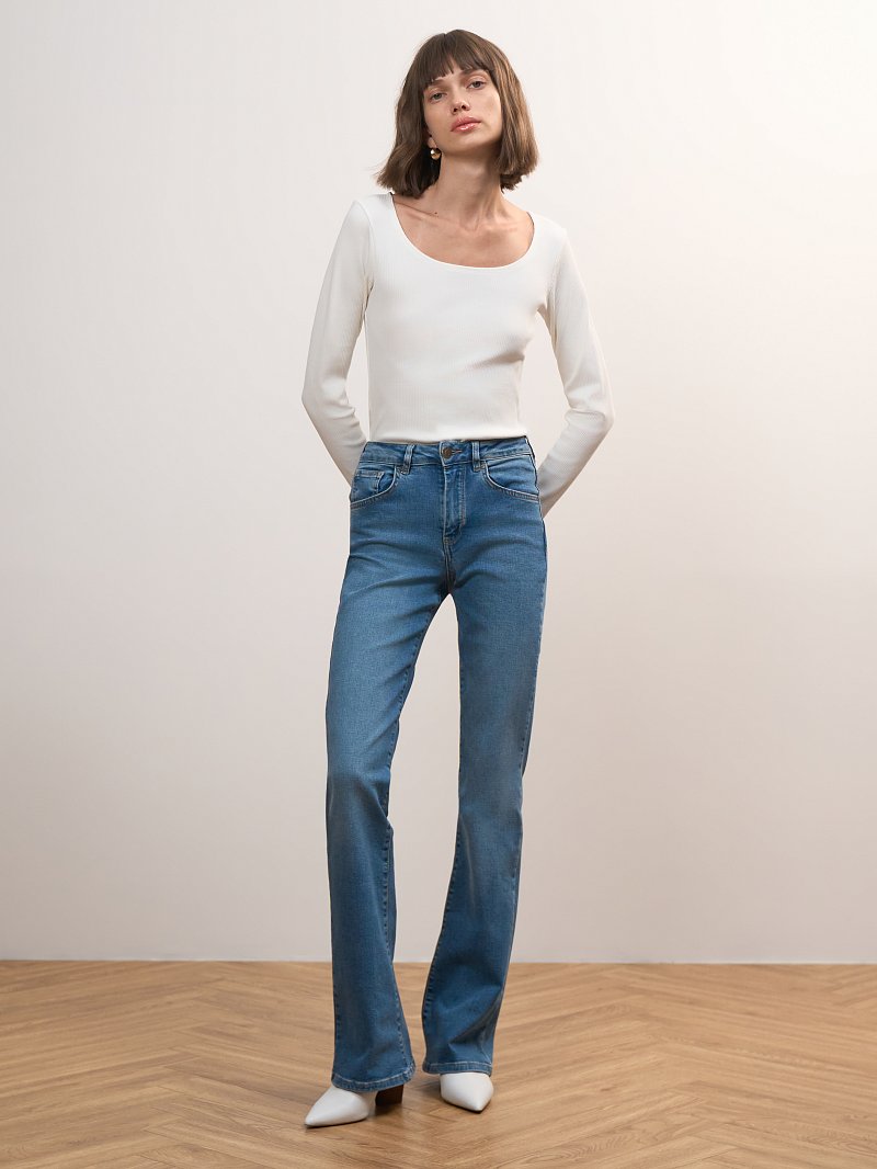 Расклешенные джинсы