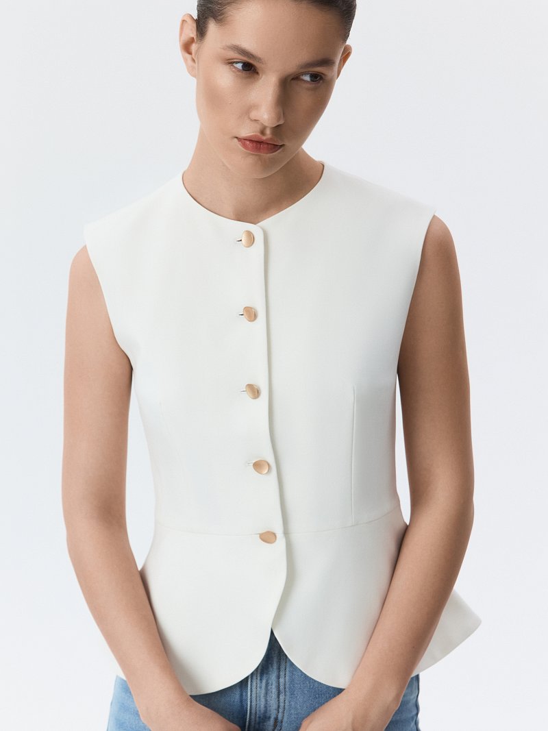 Приталенный жилет с баской