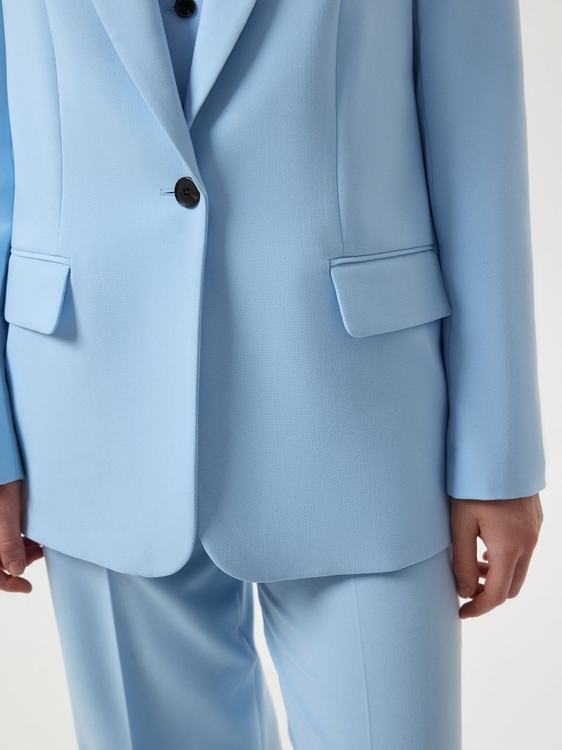 Прямой жакет на пуговице