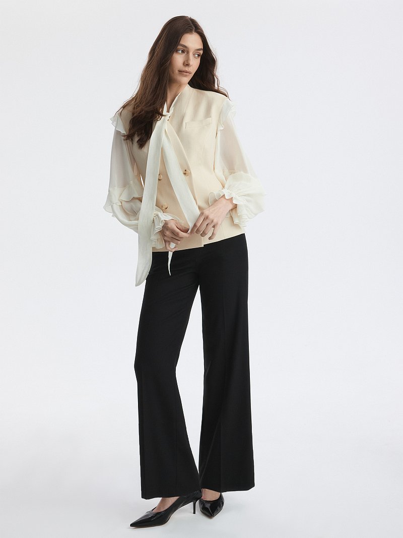 Приталенный жилет со стойкой