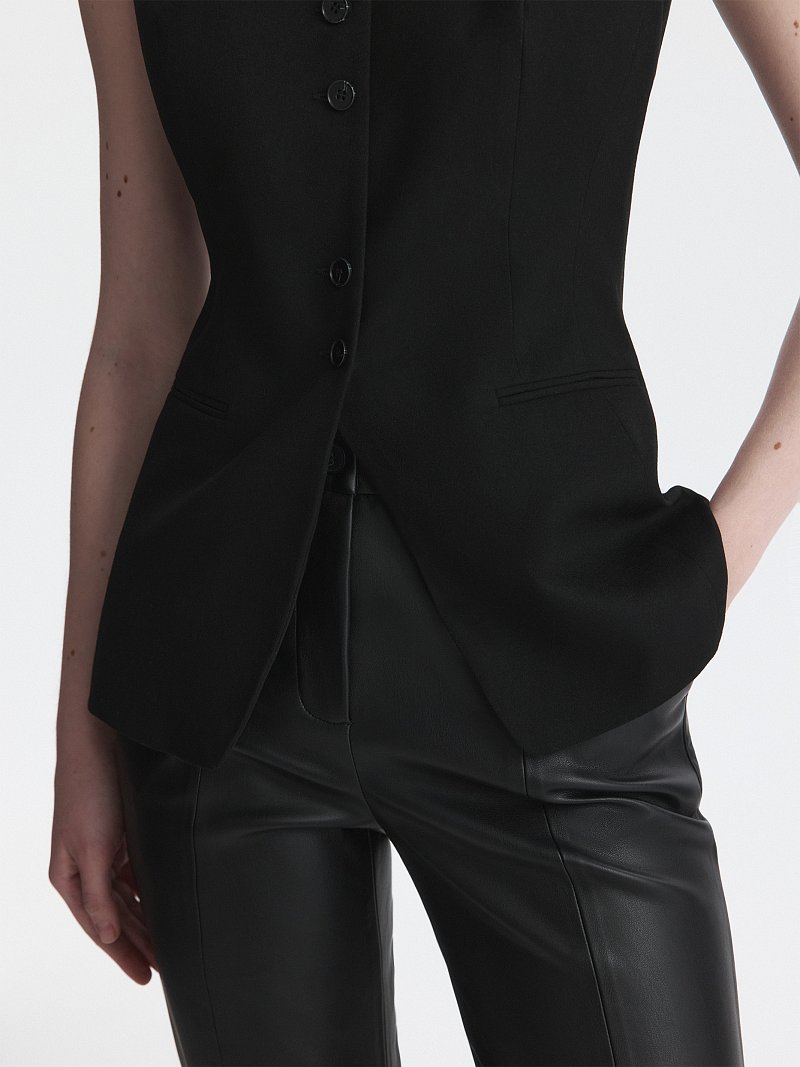 Приталенный костюмный жилет