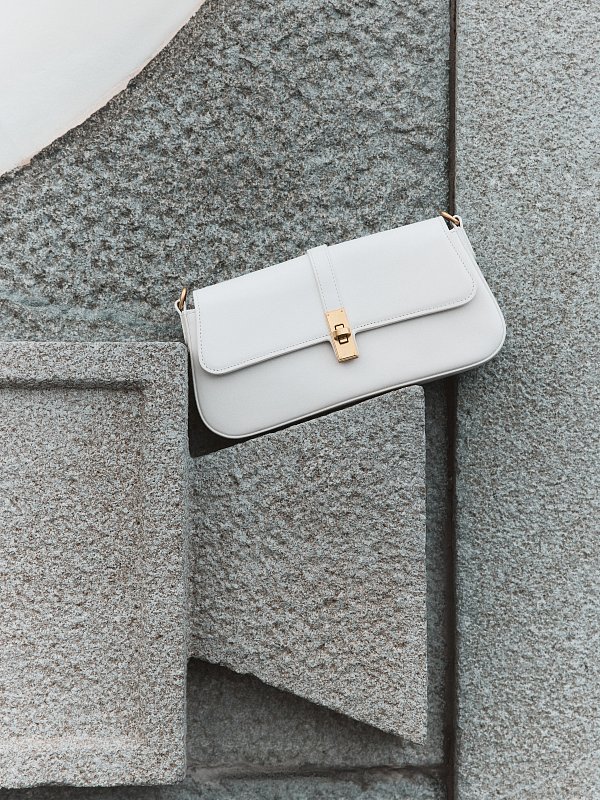 Сумка-багет из натуральной кожи