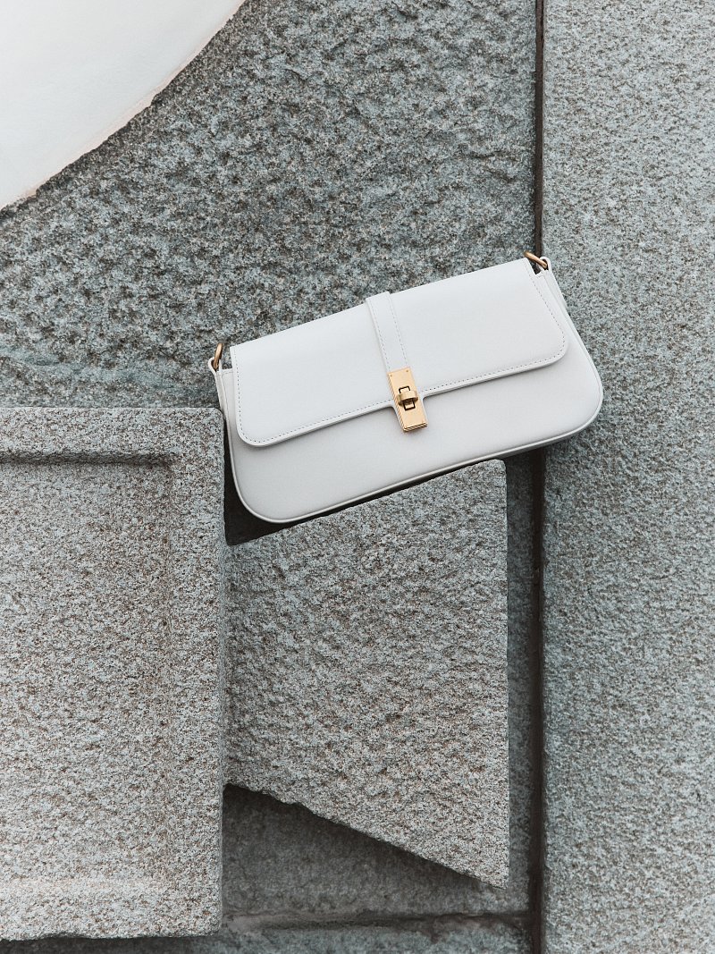 Сумка-багет из натуральной кожи