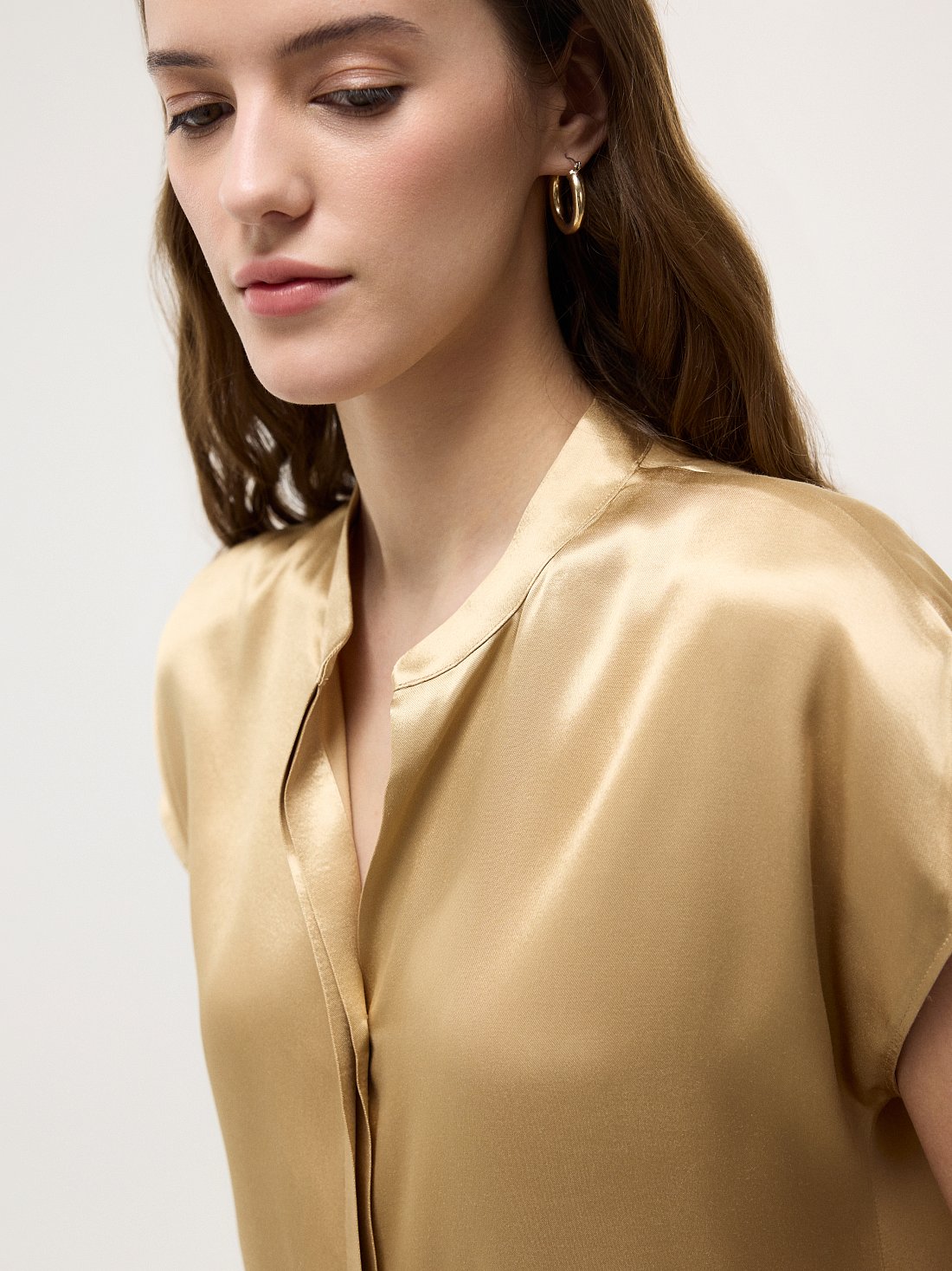 Атласная блуза с короткими рукавами: фото №1